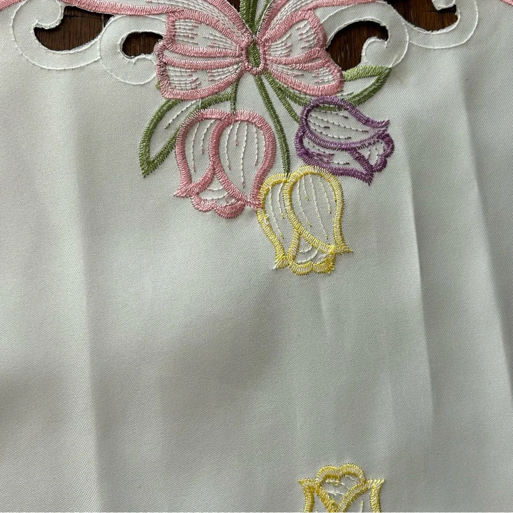 Embroidered Goose Table Runner with Floral Design‎